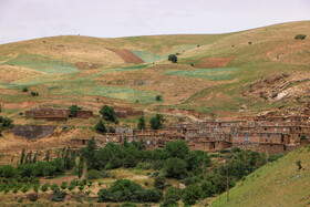 اکثر روستاهای استان کردستان در دامنه کوه‌ها بنا شده است. این ویژگی به خاطر قرارگیری این استان در میان رشته کوه‌های زاگرس بوده است.