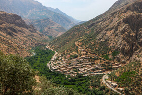 روستای بلبر در بخش اورامان شهرستان سروآباد استان کردستان در دامنه کوهی بلند و در مسیر رودخانه جاری و پرآب سیروان واقع شده است.