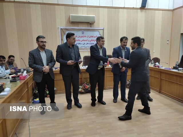 تقدیر سرپرست جهاددانشگاهی ایلام از تیم مناظره «مکتب شهید چمران» تقدیر سرپرست جهاددانشگاهی ایلام از تیم مناظره «مکتب شهید چمران»