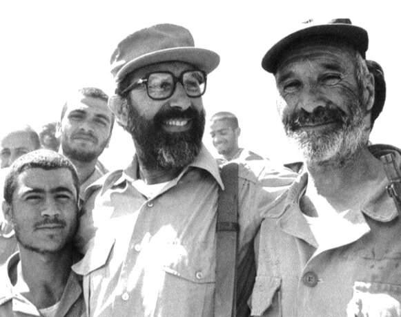 شهید دکتر مصطفی چمران در کنار یک رزمنده جبهههای حق علیه باطل دکتر شگفتانگیز