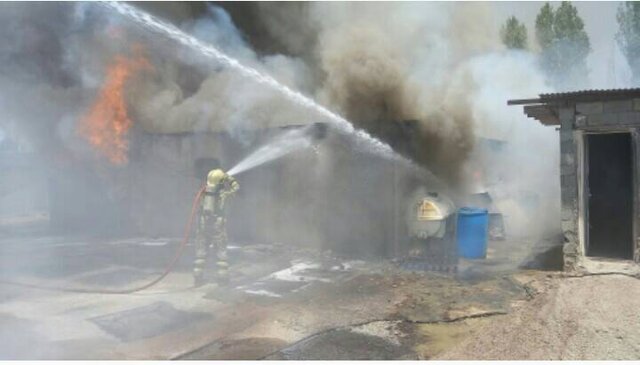 عکس تزئینی است. اطفای حریق صبحگاهی در چهار انبار محصولات چوبی