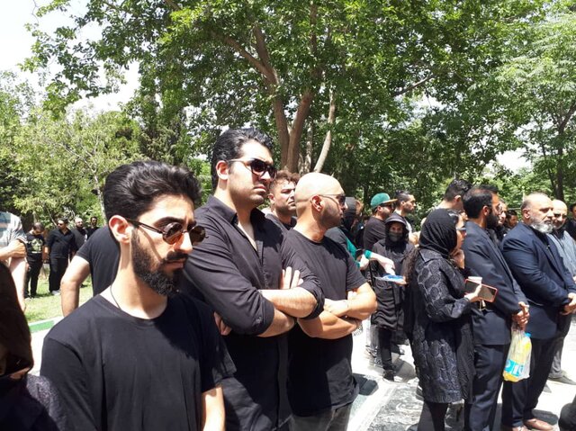 حضور هنرمندان در مراسم خاکسپاری سینا زند + عکس