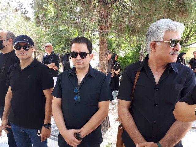 حضور هنرمندان در مراسم خاکسپاری سینا زند + عکس