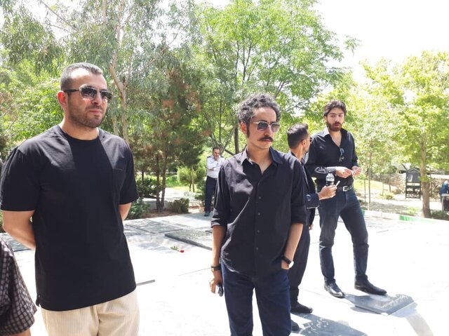 حضور هنرمندان در مراسم خاکسپاری سینا زند + عکس