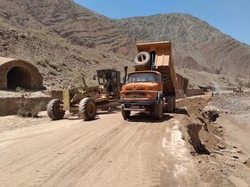 بهسازی راه های روستایی آسیب دیده از سیل اخیر در گرمسار و آرادان