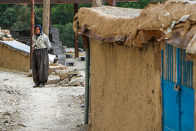 پوشش کردی مردان و زنان کرد در روستای دولاب با ویژگی‌های معماری و طبیعی این منطقه هارمونی خاصی را ایجاد کرده است .