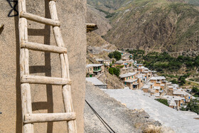 فردی به نام «اسفندیار» روستای دولاب را احداث کرد، مکان دفن او امروزه در قبرستان سیّد اسحاق و مقابل روستا واقع شده است.