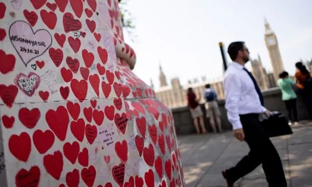 دیوار ملی یادبود کووید در لندن اعتماد مردم به سیاست انگلیس به طرز چشمگیری کاهش یافته است