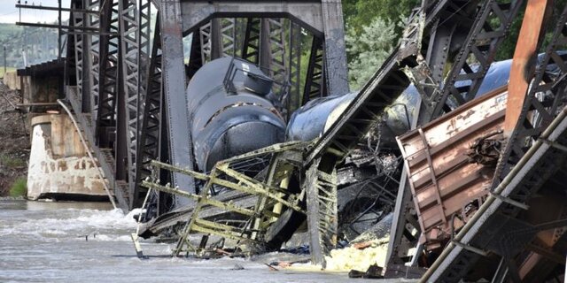 عکس: ای بی سی سون تکرار سانحه واژگونی قطار حامل مواد سمی در رودخانهای در آمریکا
