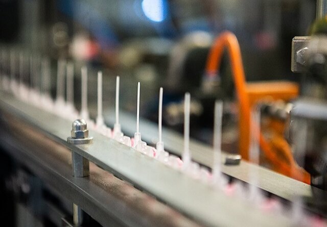 عکس دریافتی از پایگاه خبری جمعیت هلال احمر. افزایش تولید ۲ میلیون عددی سرنگ در هلال احمر