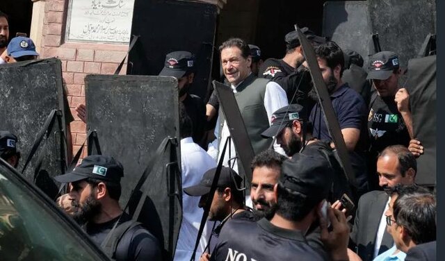 محاکمه ۱۰۲ تن از حامیان عمران خان در دادگاه‌های نظامی پاکستان/ برکناری مقام‌های ارشد نظامی