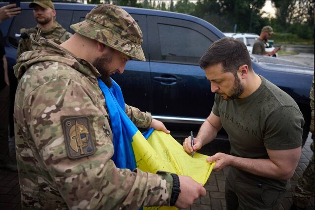 دیدار زلنسکی با سربازان خط مقدم جنگ در "روز شادی"