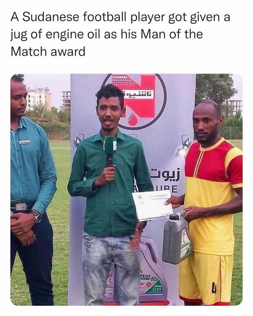 عجیبترین جوایز بهترین بازیکن زمین/ از دمپایی تا روغن موتور!