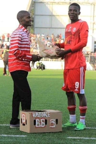 عجیبترین جوایز بهترین بازیکن زمین/ از دمپایی تا روغن موتور!