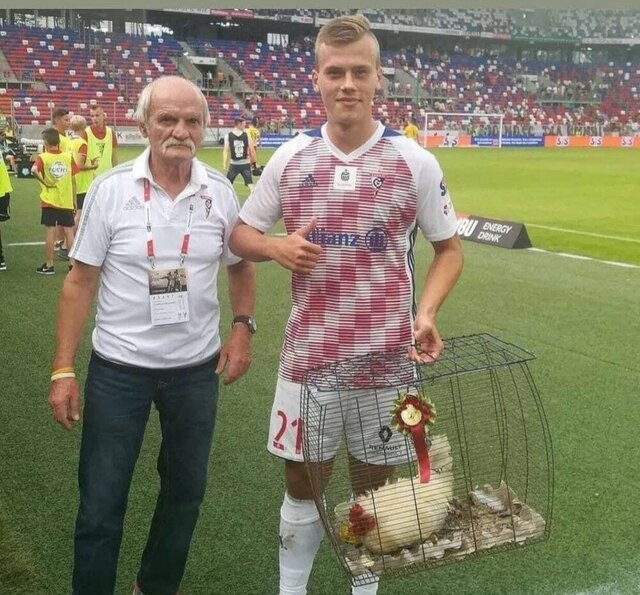 عجیبترین جوایز بهترین بازیکن زمین/ از دمپایی تا روغن موتور!