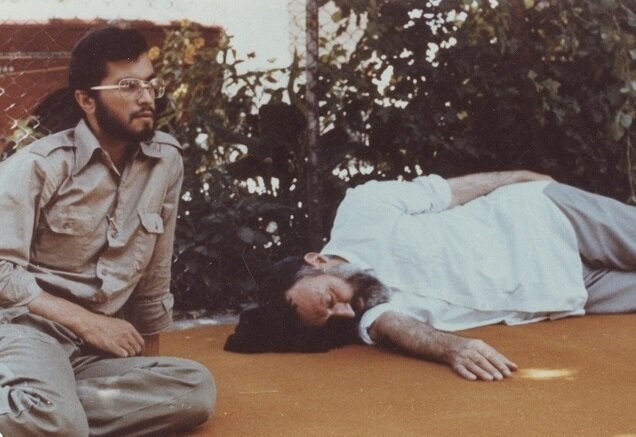 دکتر سید محمد حسینی بهشتی در حال استراحت بهشتی در تور منافق مظلومنما