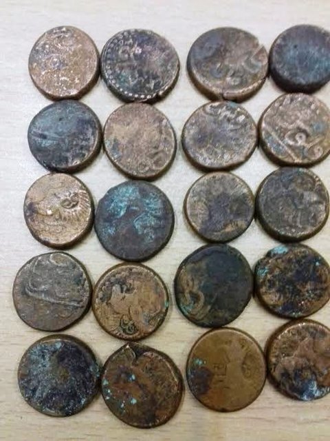 عکس آرشیوی کشف۱۰ سکه تاریخی مسی «چین» در زابل