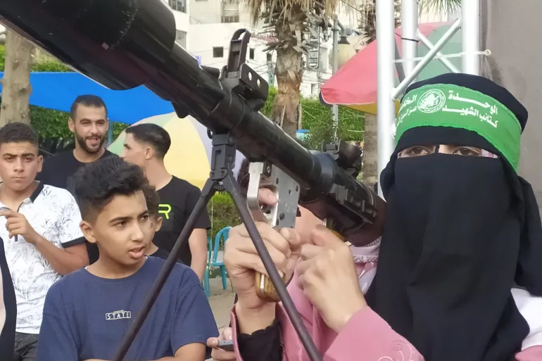 القسام مهمترین تسلیحات خود را در غزه برای فلسطینیها به نمایش گذاشت