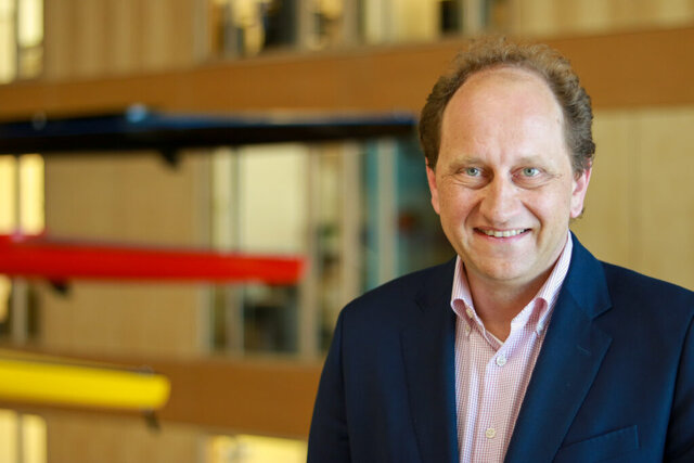 الکساندر لامبسدورف، سفیر آتی آلمان در روسیه آلمان: مناقشات اصلی قرن حاضر میان پکن و واشنگتن خواهد بود