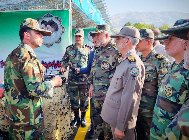 بازدید رئیس دفتر فرمانده کل قوا  از نمایشگاه توانمندی‌های نیروی زمینی ارتش