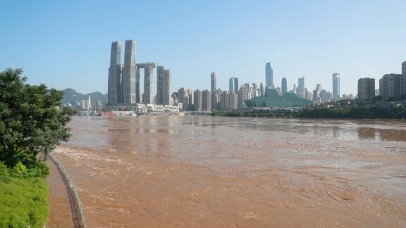 عکس: شینهوا سیل در «چونگ کینگ» چین و ریزش یک ساختمان