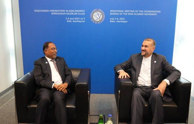 دیدار وزیران امور خارجه ایران و مالزی در آذربایجان تاکید ایران و مالزی بر تبادل هیات در سطوح میانی و عالی بین دو کشور