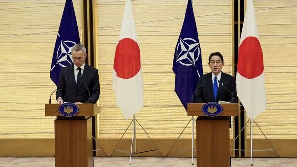 از راست: فومیو کیشیدا (نخستوزیر ژاپن) و ینس استولتنبرگ (دبیرکل ناتو) گزارش والاستریت ژورنال از تلاش ناتو برای گسترش به سمت شرق