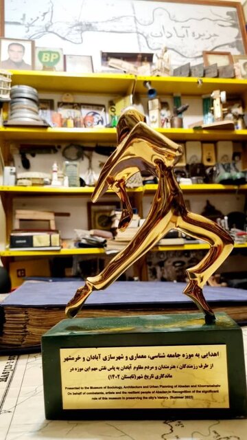 اهدا تندیس شهید دریاقلی به موزهای مردمی در آبادان