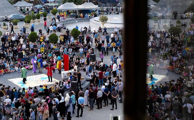 عکس تزیینی است پرواز پرندگان مکزیکی در آسمان تهران