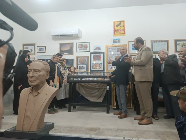 رونمایی نشان منظومه شمسی و شهابسنگهای جدید اهدایی به موزه شهاب سنگ نراق