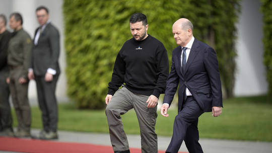 از راست: صدراعظم آلمان، رئیسجمهوری اوکراین دیلیتلگراف: آلمان جلوی عضویت اوکراین در ناتو را میگیرد