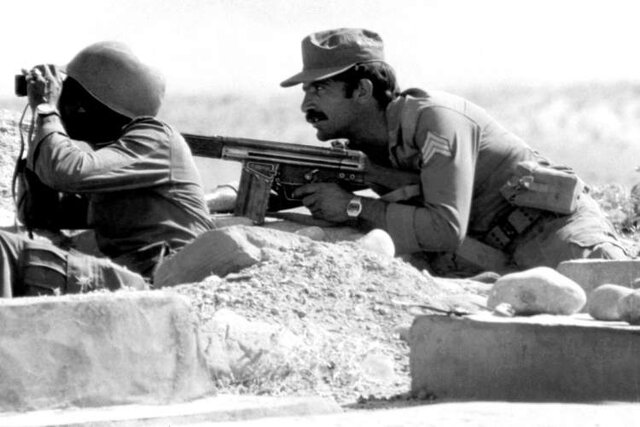 تصویر تزیینی است این سرباز یک لحظه از خدمتش را هدر نداد