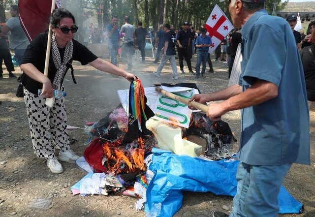 حمله مردم گرجستان به تجمع همجنسبازان در تفلیس