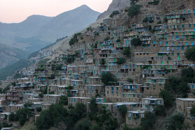 معماری روستای اورامان تخت به گونه‌ای است که حیاط هر خانه پشت‌بام خانه‌ای دیگر است.