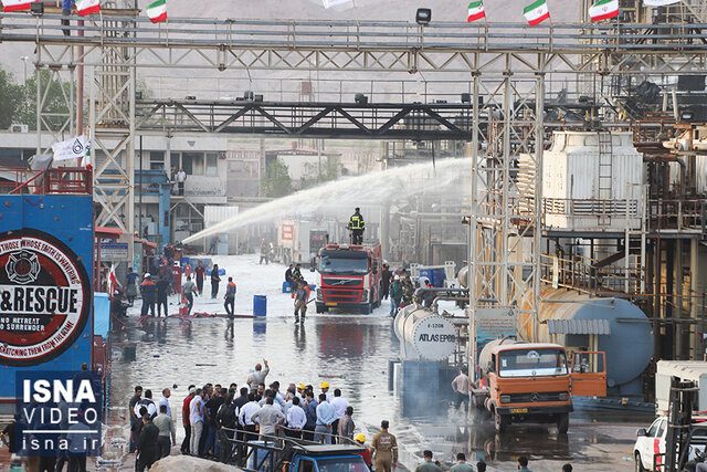 ویدیو / مهار آتش در پالایشگاه نفت بندرعباس ویدیو / مهار آتش در پالایشگاه نفت بندرعباس