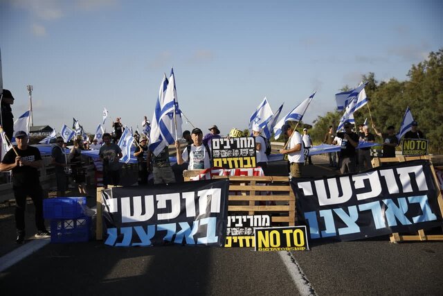 بازداشت دهها صهیونیست در اعتراضات «روز فلج»/ معترضان راهها را بستند