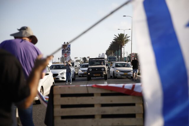 بازداشت دهها صهیونیست در اعتراضات «روز فلج»/ معترضان راهها را بستند