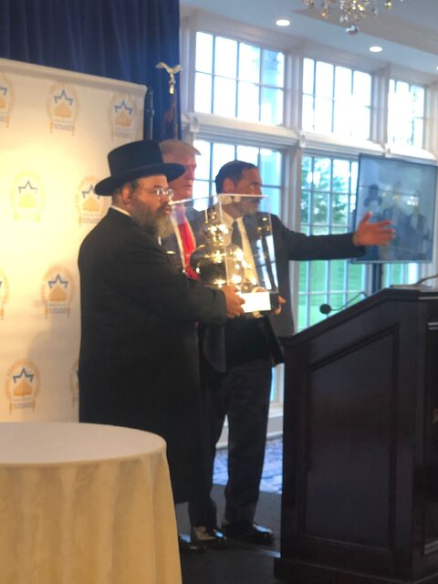 اهدای تاج نقره صهیونیستها به ترامپ