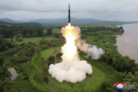 با پرتاب موفق یک موشک بالستیک قاره‌پیمای سوخت جامد، کیم جونگ اون قول تهاجمی "قوی تر" داد