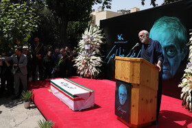 آیدین آغداشلو در مراسم تشییع  پیکر احمدرضا احمدی از مقابل کانون پرورش فکری کودکان و نوجوانان - تهران