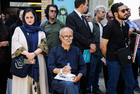 شهرام اقبال زاده، مترجم ادبیات کودک در مراسم تشییع  پیکر احمدرضا احمدی از مقابل کانون پرورش فکری کودکان و نوجوانان - تهران