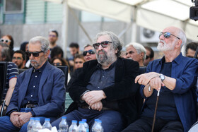 آیدین آغداشلو، مسعود کیمیایی و فرامزر قریبیان در مراسم تشییع  پیکر احمدرضا احمدی از مقابل کانون پرورش فکری کودکان و نوجوانان - تهران