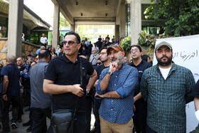 منصور ضابطیان در مراسم تشییع  پیکر احمدرضا احمدی از مقابل کانون پرورش فکری کودکان و نوجوانان - تهران