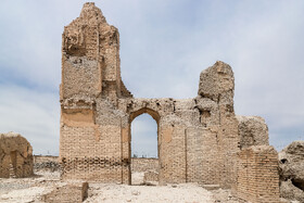 مصالح مورد استفاده در این مسجد، بومی منطقه است، خشت خام و ملات کاه‌گل که در مغز بنا و قسمت‌های داخلی دیوارها استفاده‌ شده، آجر در سطوح خارجی و کف فرش‌ها، ملات گچ و خاک در تزئینات گچ‌بری استفاده ‌شده که ابعاد آجرهای این مسجد متفاوت است.