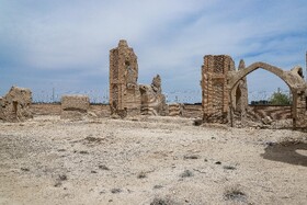 در قسمت شمال حیاط، از ایوان شمالی فقط یک لنگه تاق و تعدادی جرز باقی مانده است. ورودی مسجد نیز در قسمت شرق قرار دارد که با قوس پنج و هفتِ کُند و به‌صورت رومی با سه رج پالونه  اجراشده و دارای تزئینات ساده آجری است. جرزهای باقی‌مانده در قسمت غرب مسجد نیز شامل پنج دهانه با عرض‌های متغیر و نامنظم است که رواق‌هایی را در پشت آن‌ها ایجاد کرده است.