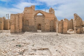 در حیاط مسجد، بقایای حوضِ آب به صورت چهارگوش دیده می‌شود.