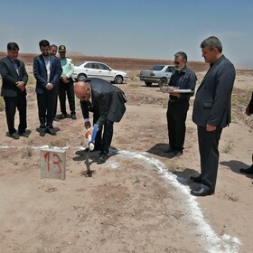 کلنگ ساخت ۲ واحد مسکونی برای خانواده زندانیان نیازمند کرمان به زمین زده شد