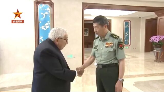 هنری کیسینجر در سفری غیرمنتظره به پکن با وزیر دفاع چین دیدار کرد