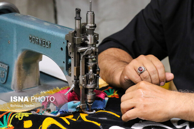 پرچم، مثل طلاست/ برکت اباعبدالله و اهلبیت (ع) در پرچمدوزی است