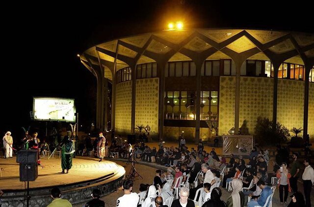 گردهمایی برای نقالی و تعزیهخوانی در محوطه تئاتر شهر